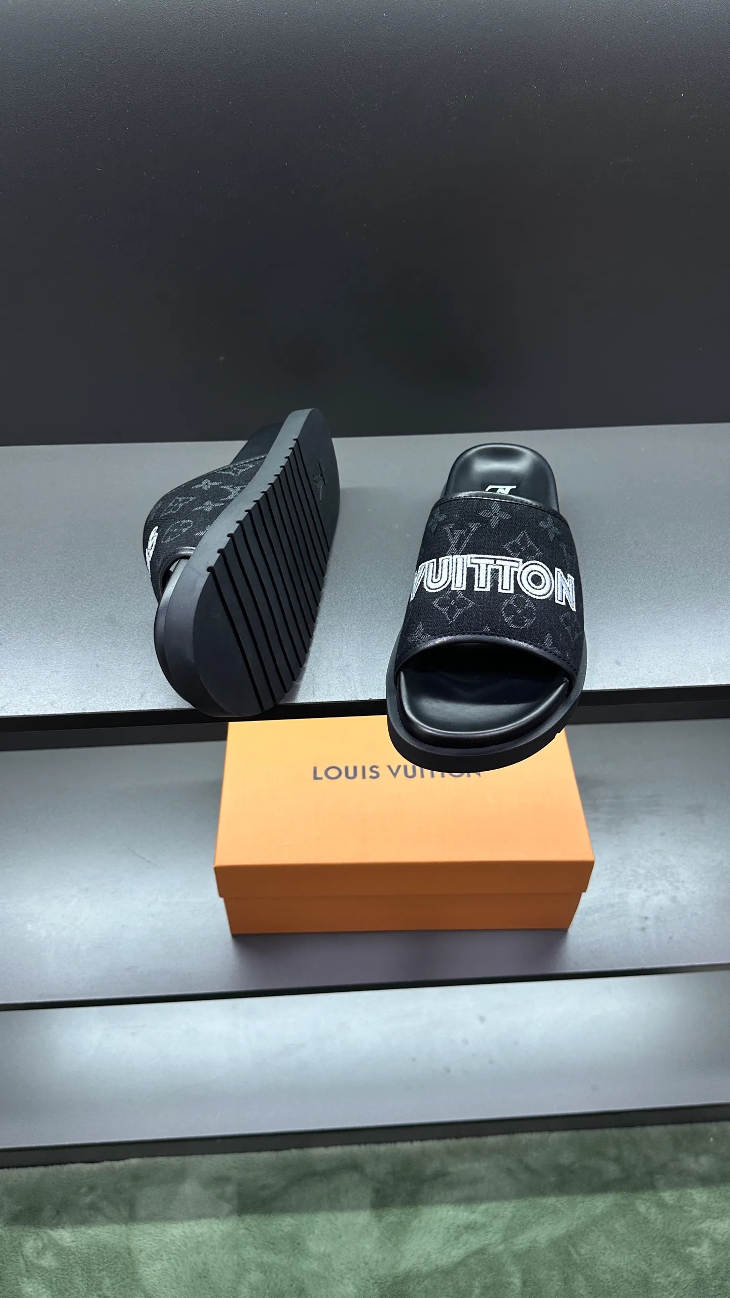 [L Home] P: 300💰Size: 38-45 Top purchasing lv men's summer slippers, classic presbyopia with soft real leather lining, unique color splicing effect, distinctive personality, fashionable and trendy essential style, light and comfortable. Lightweight and tough rubber insole, micro ridged foam outsole, super comfortable!